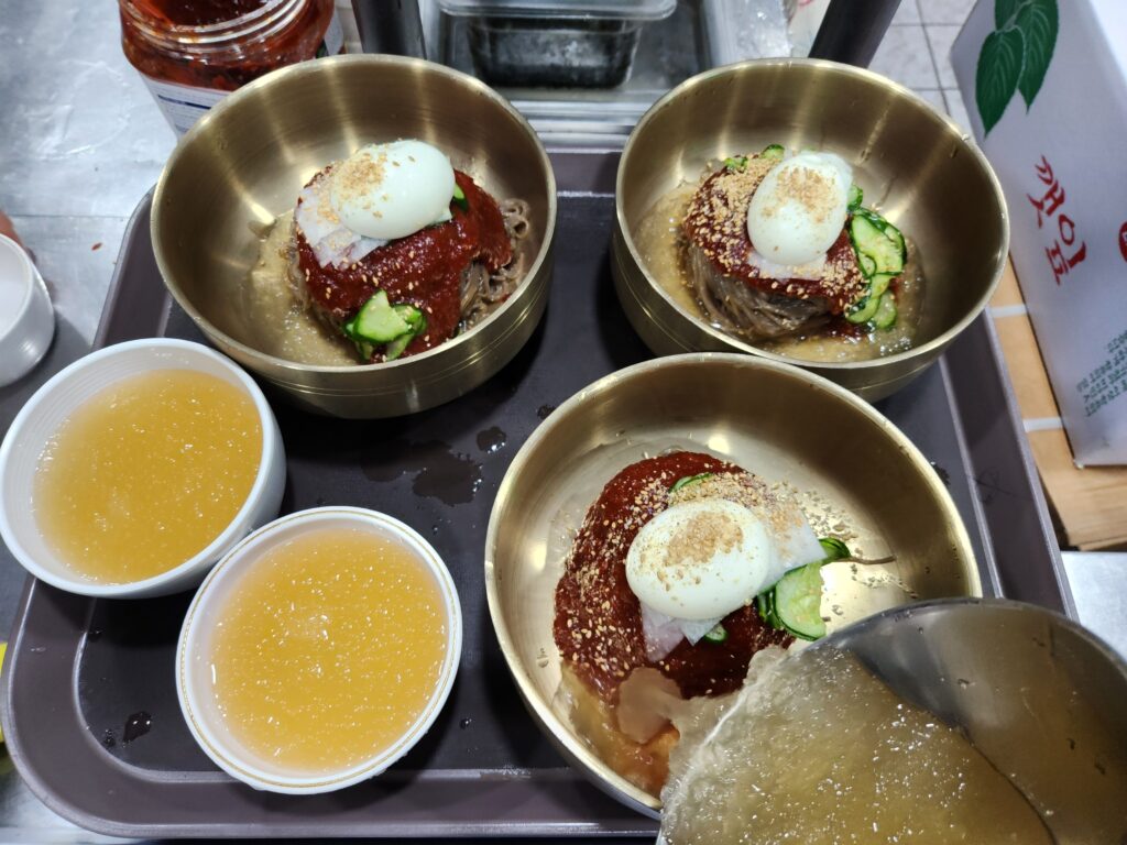 식당에서 판매하는 냉면