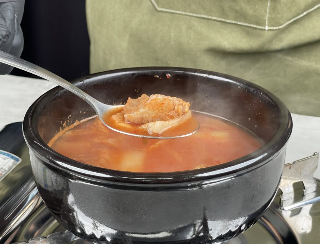 국물과 돼지고기 그리고 김치