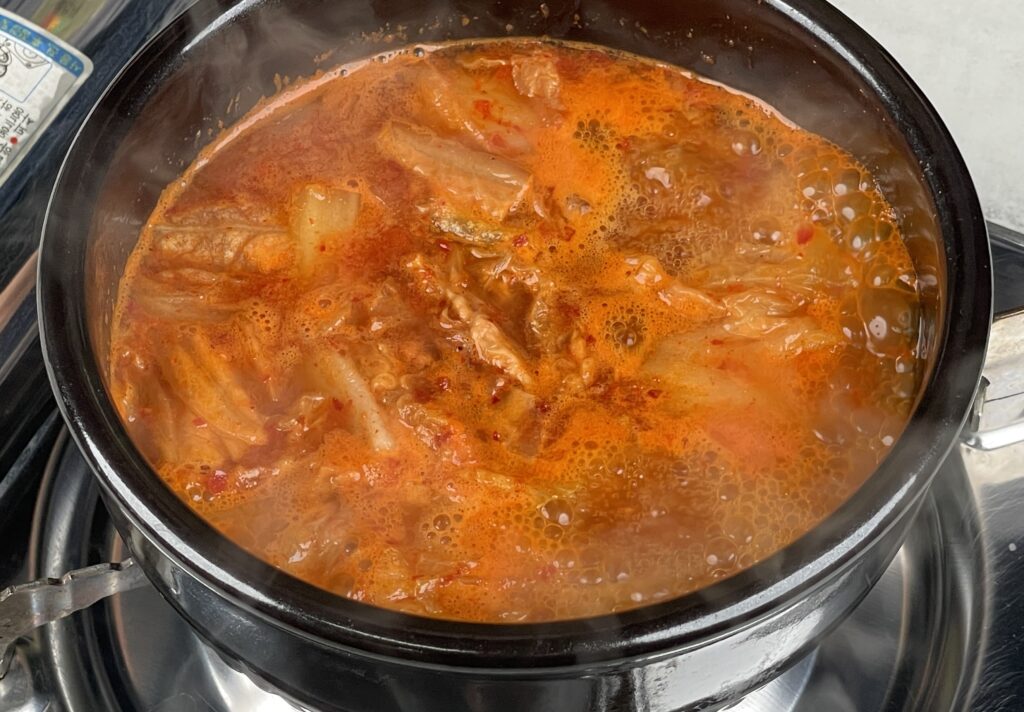 보그보글 끓고 있는 김치찌개