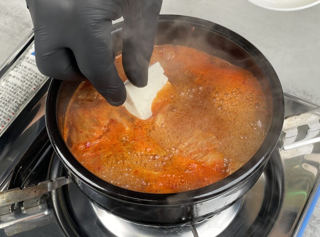 김치찌개에 두부 넣기