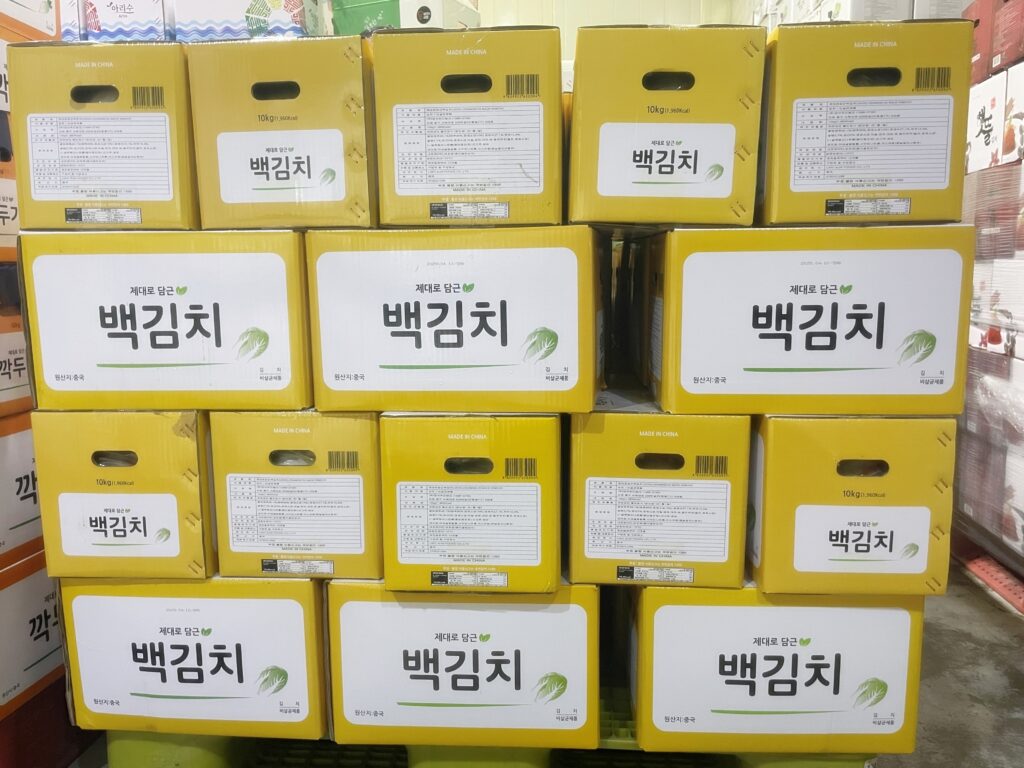 업소용 백김치가 냉장고에 적재되어 있는 모습
