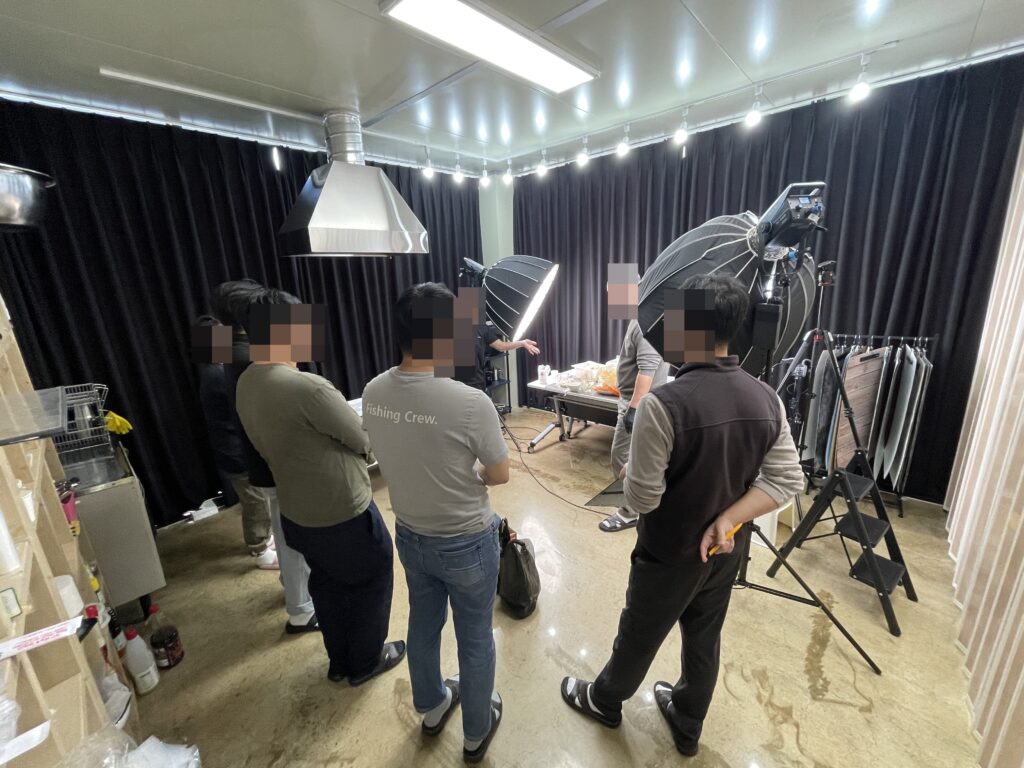 시식중인 먹판사 관계자들