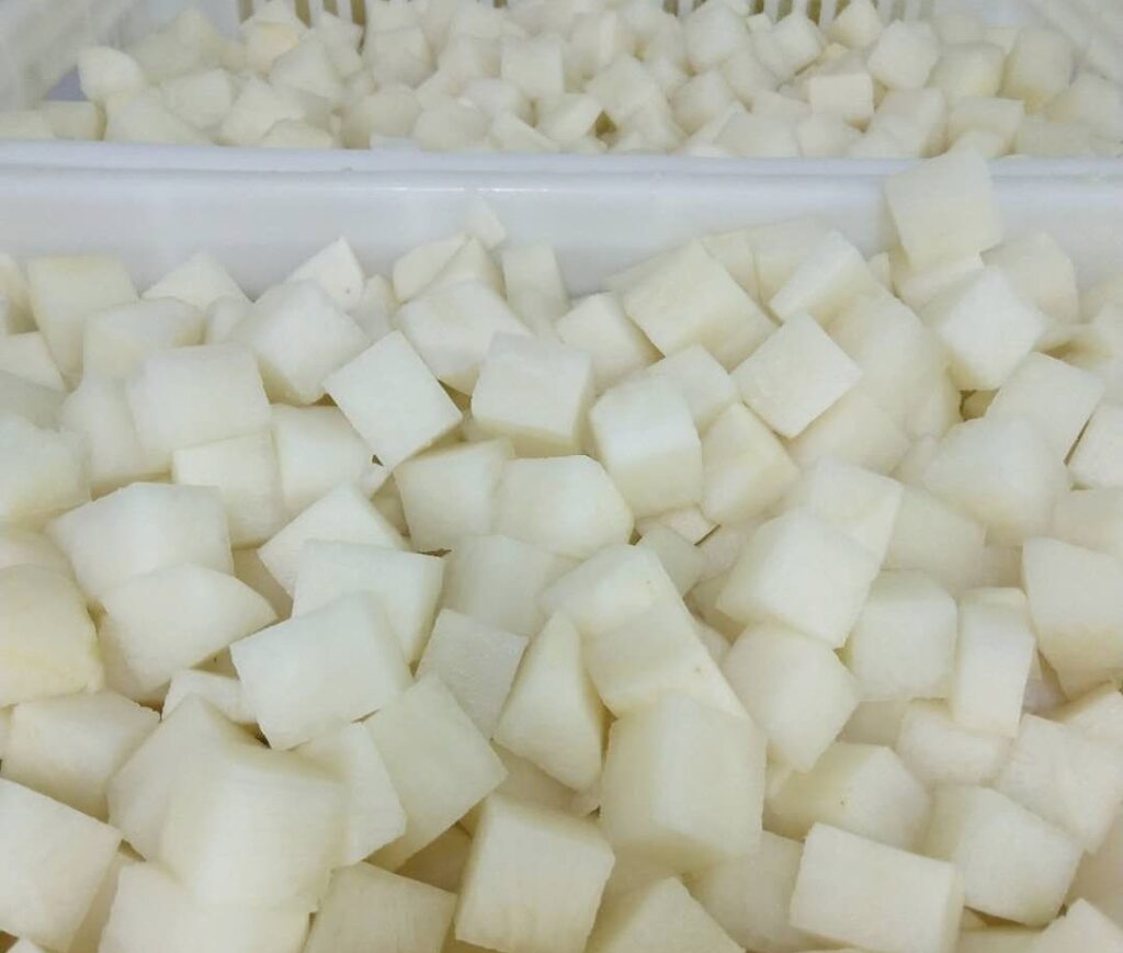 깍두기용으로 절단 된 무