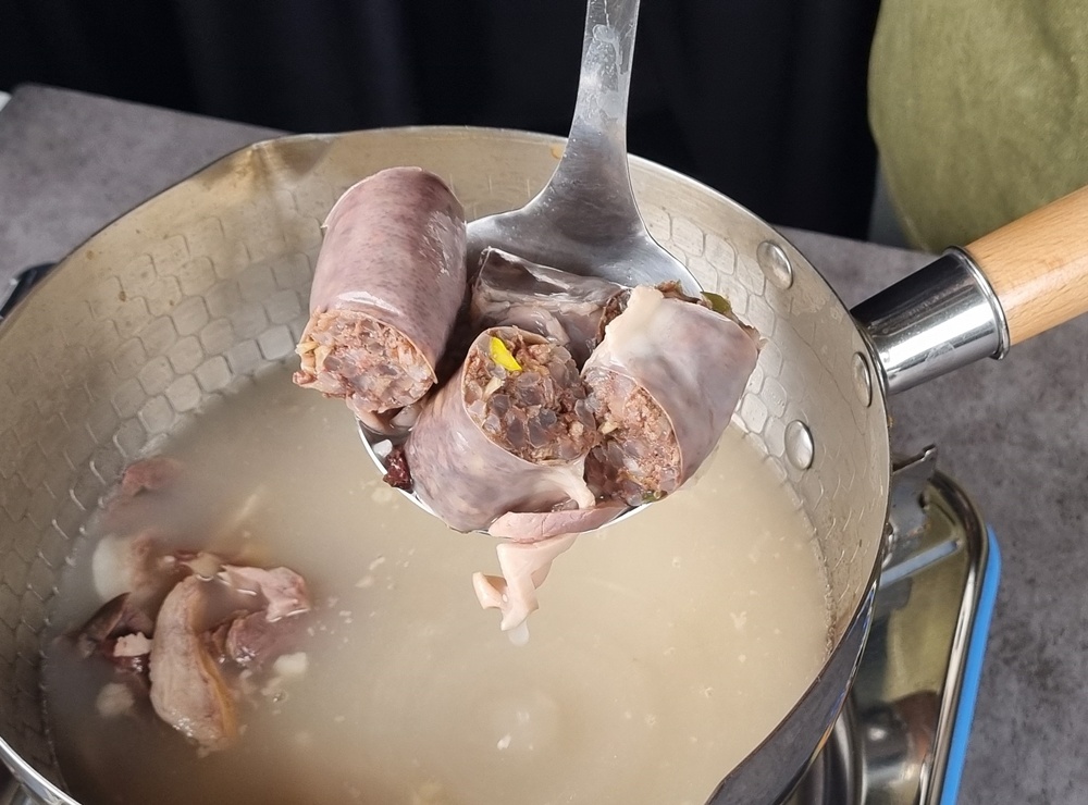 토종순대가 4대 들어있는 순대국