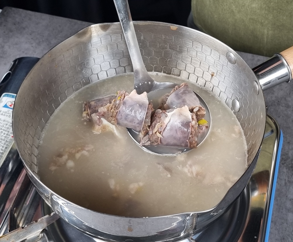 식당에서 주문하는 먹판사 순대국