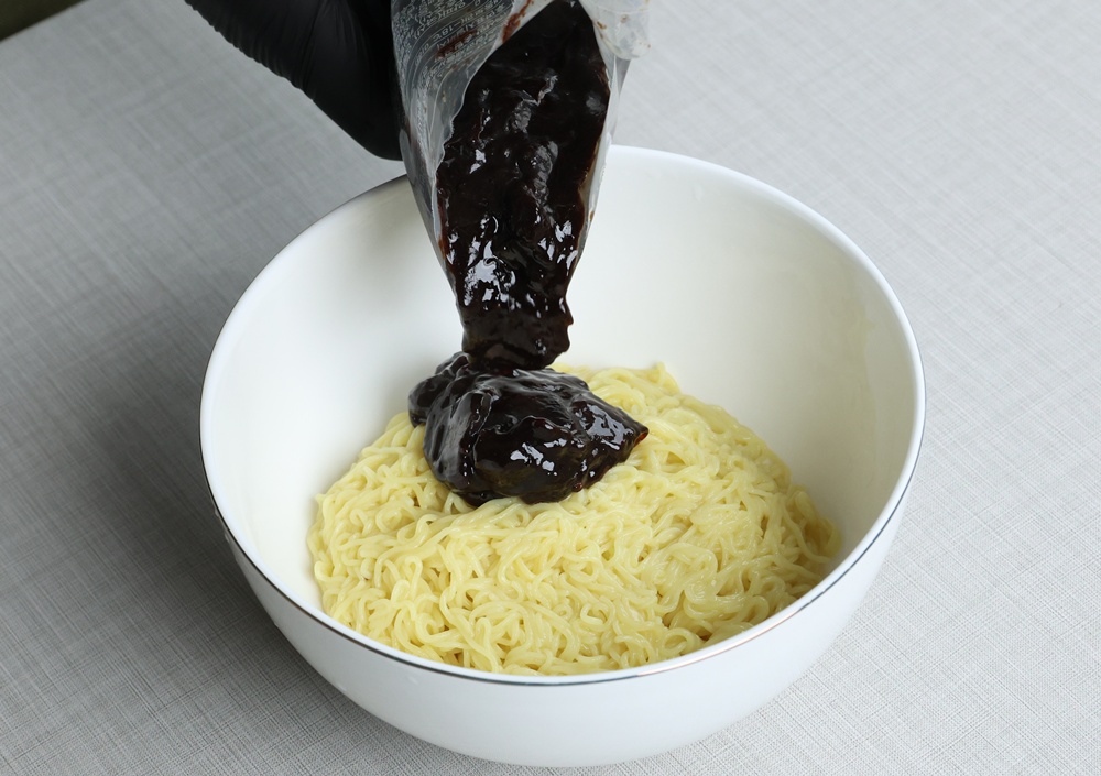 중화면과 짜장소스