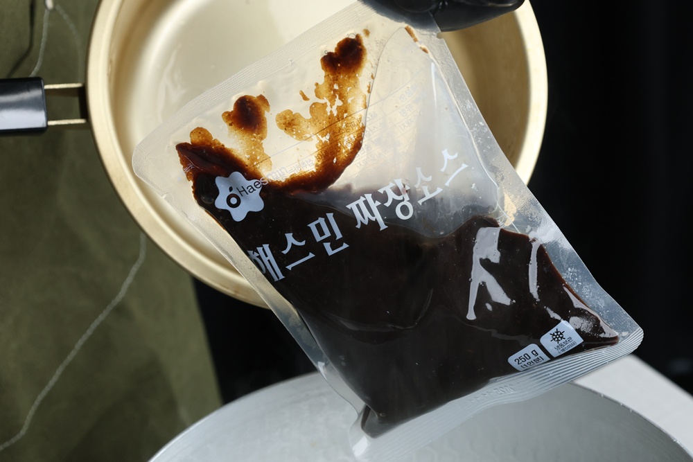 뜨거운 물에 봉지채 중탕으로 끓이면 됩니다.